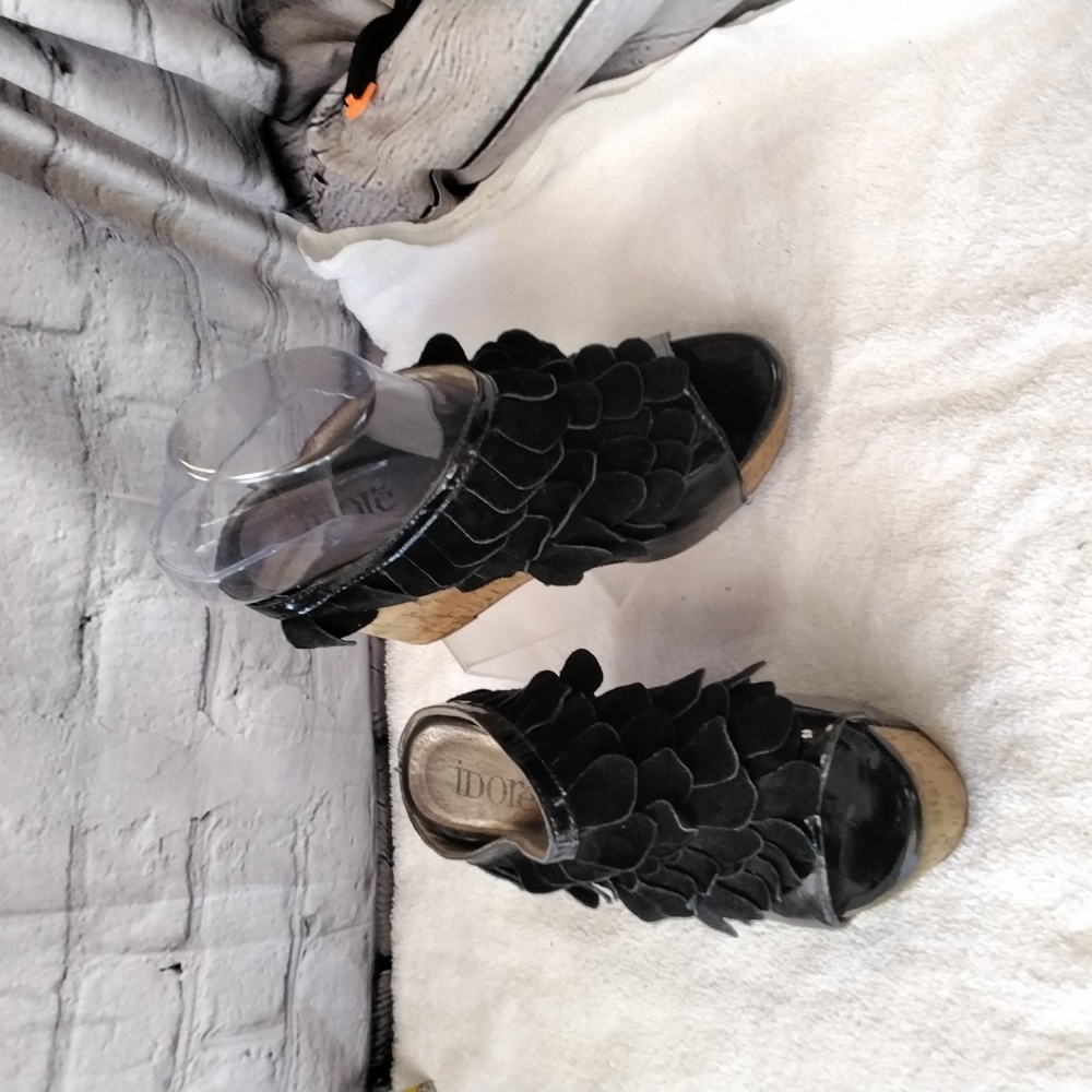 Frilly Wedge - image 1